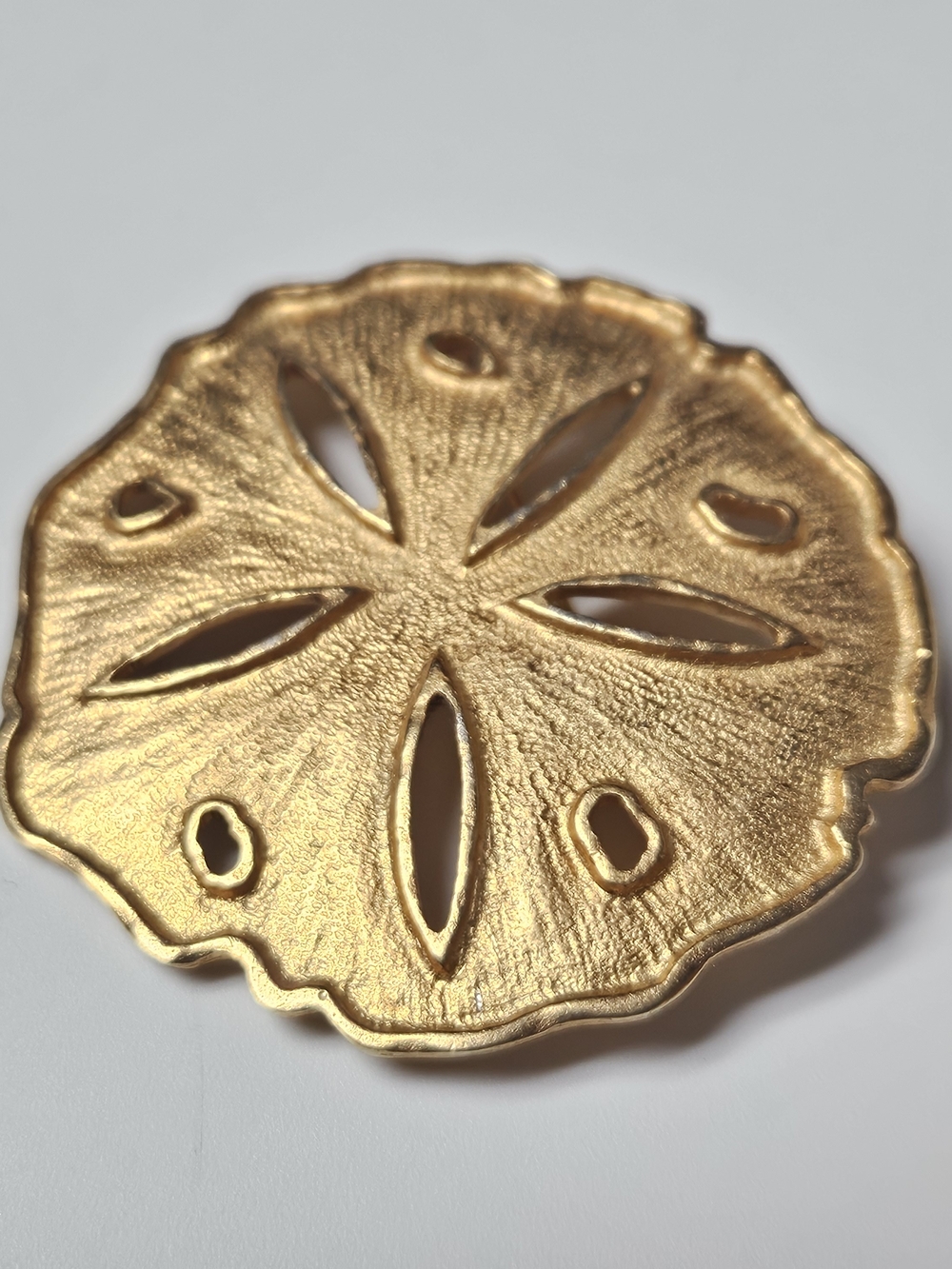 Large Gold Sand Dollar Brooch - Picture 2 of 7